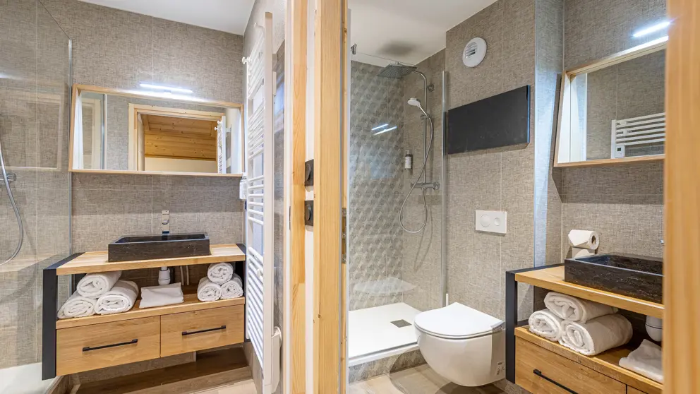 Residence W2050 La Plagne Three Bedroom Mezzanine Apartment Bathroom