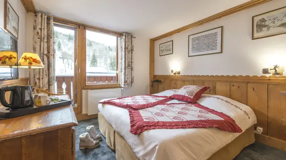 Traditional bedroom