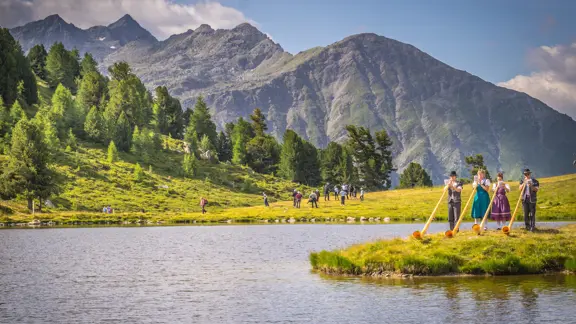 Alphorns at Lac Noir, Nendaz ©Florian Bouvet Fournier