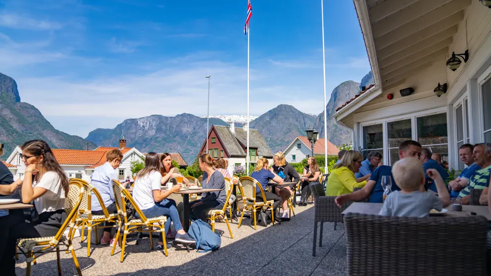 Hotel Aurlandsfjord Flam Aurland Terrace (copyright: Norwaysbest/Sverre Hjørnevik)
