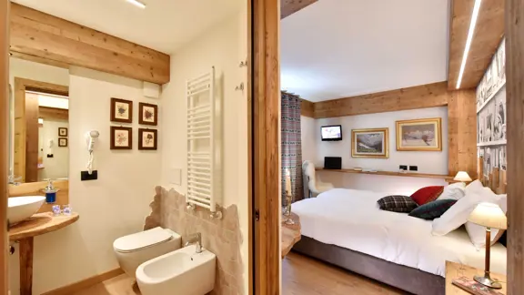 Twin Bedroom 
