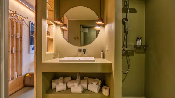 bathroom 