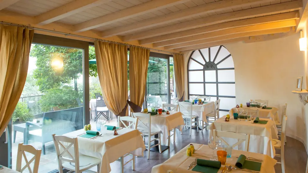 Villa La Gardenia Oleandra Limone Dining Room