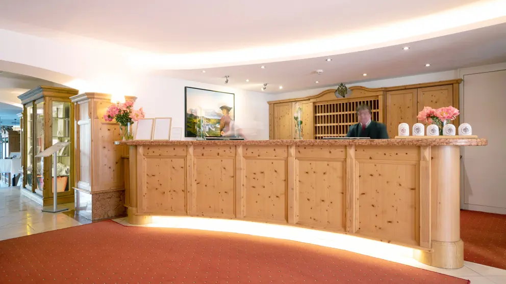 Hotel Kaiserhof Kitzbuhel Reception Copyright Michael Preschl