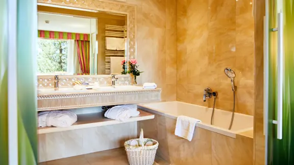 Suite bathroom