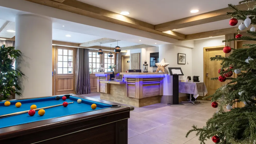 Residence Boutique Lodge Des Neiges Tignes reception and pool table