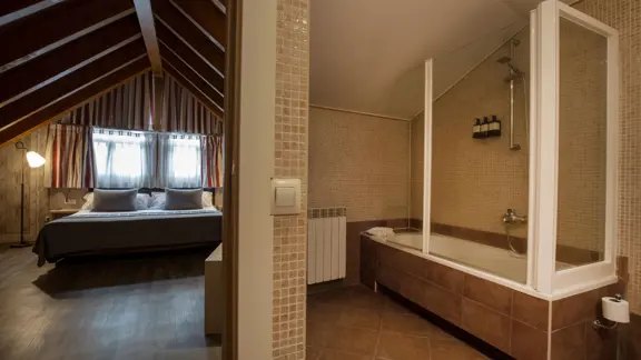 Bedroom & Bathroom