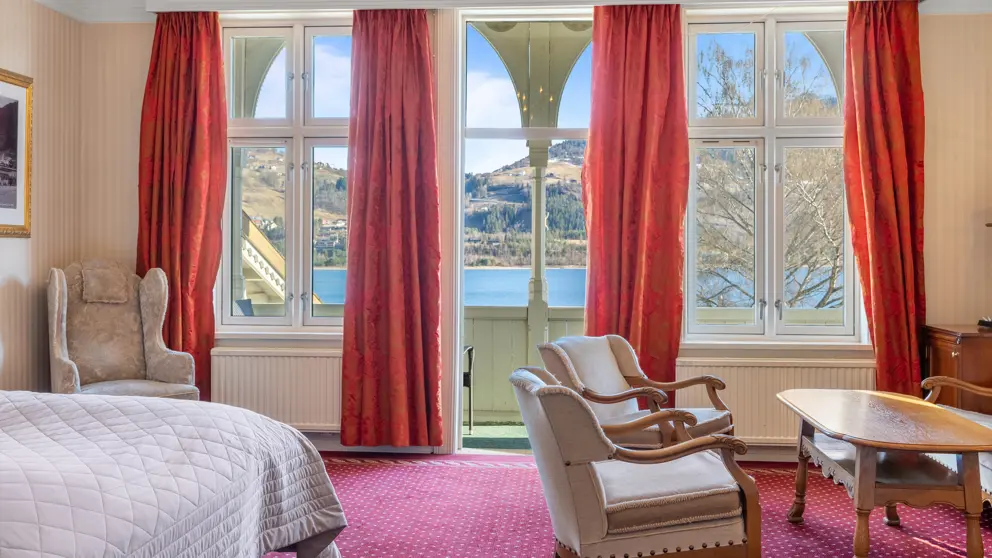 Fleischers Hotel, Voss - Historic Lake View Bedroom
