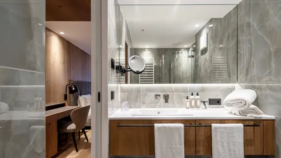 Deluxe Room Bathroom