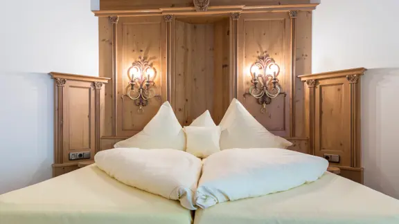 Junior suite bed