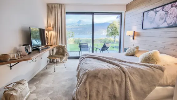 Lake View Room