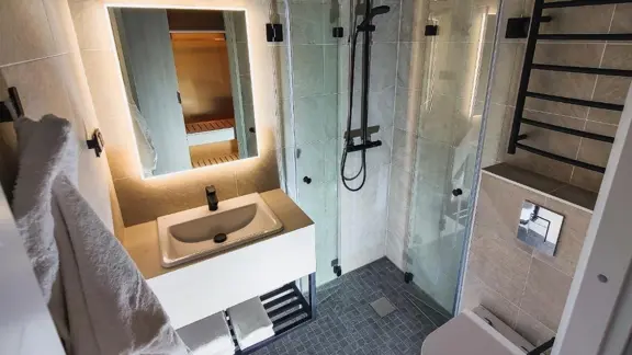 Deluxe Aurora Room Bathroom